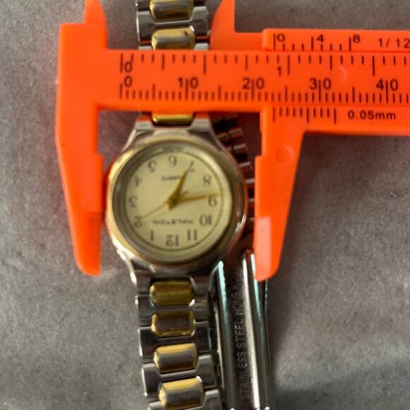 Halston Two toned band with clasp Watch 001-6236 Vintage - Picture 2 of 13